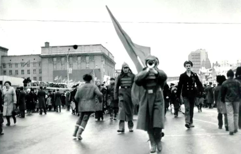 Фото В Новосибирске опубликованы кадры массовых ноябрьских митингов в СССР 2 - Сиб.ФМ Фото В Новосибирске опубликованы кадры массовых ноябрьских митингов в СССР 2